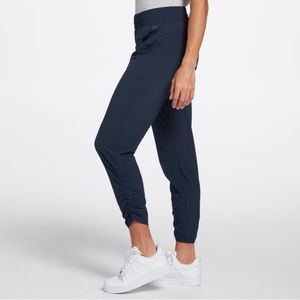 CALIA by Carrie Underwood Women's Journey Ruched Cropped Pants